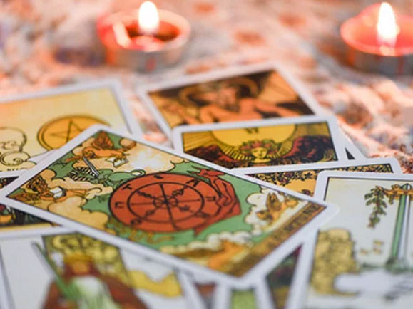 人生の岐路に立つとき、占いが背中を押す理由